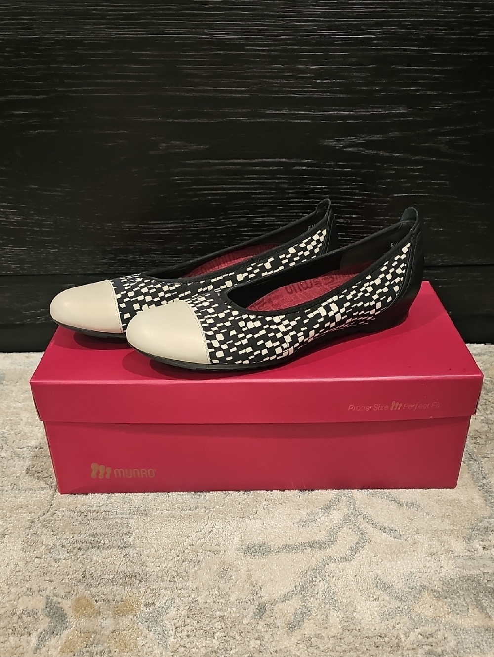 Munro Women's Black & White Cap-Toe Ballet Flats